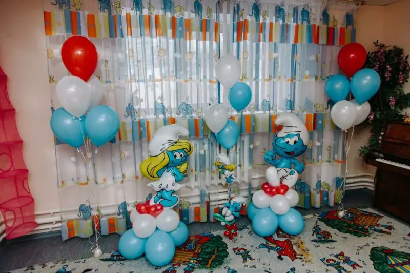 Balloons are a universal way to decorate a children's room