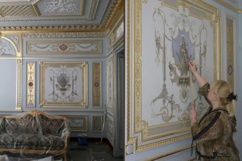 To decorate a classic interior with a painting, you need extraordinary creative abilities