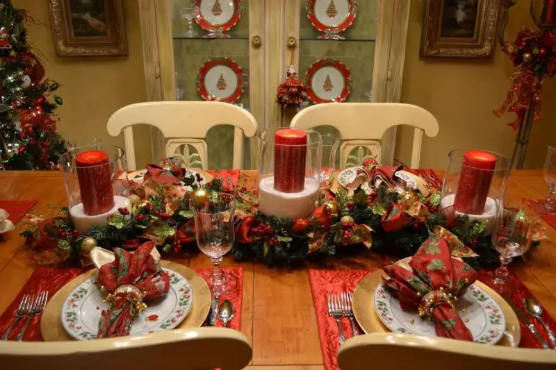 15 Cool Ideas on How to Decorate a Table for Christmas