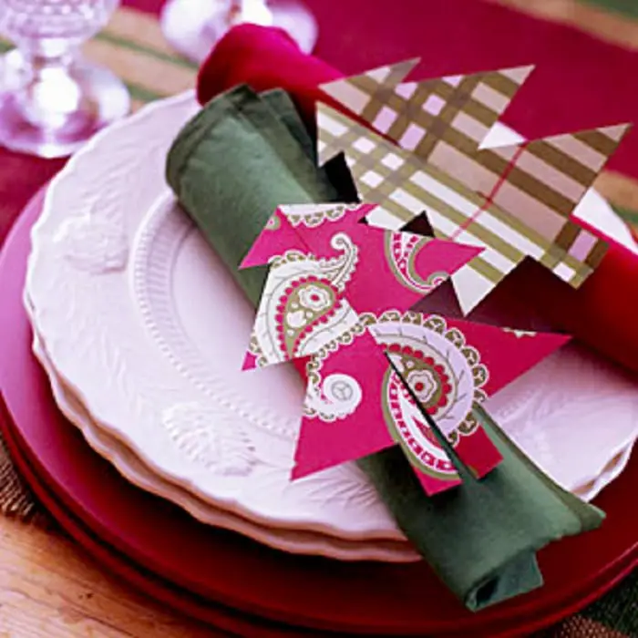 15 Cool Ideas on How to Decorate a Table for Christmas