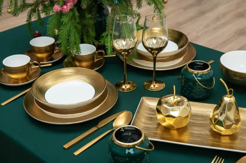 White and gold serving: in the best traditions of the New Year