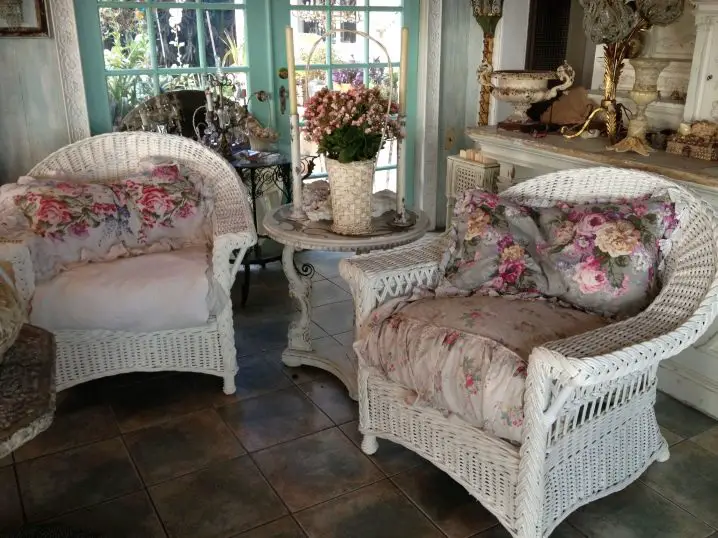 Wicker furniture will become a decoration of the shabby chic style.