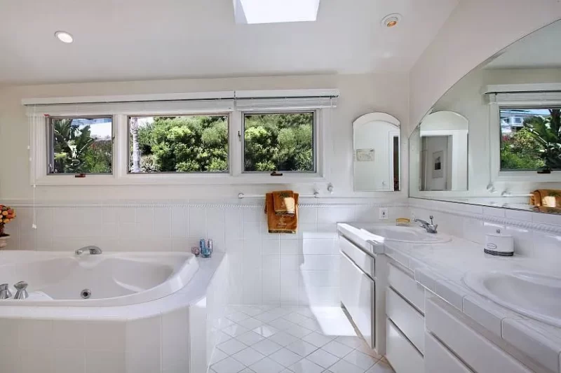 Best Design Ideas for Small Windows in the Bathroom