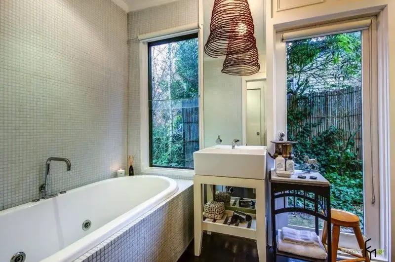 Best Design Ideas for Small Windows in the Bathroom