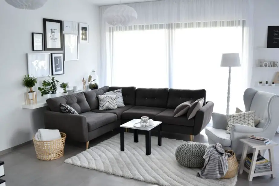 Черный диван – признак роскошного интерьера